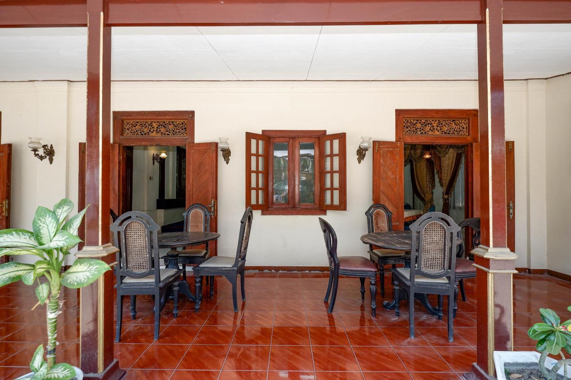 OYO 1644 Hotel Griya Kencana Solo Exterior foto