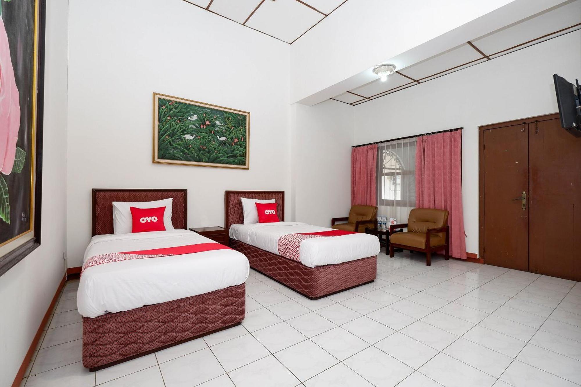 OYO 1644 Hotel Griya Kencana Solo Exterior foto