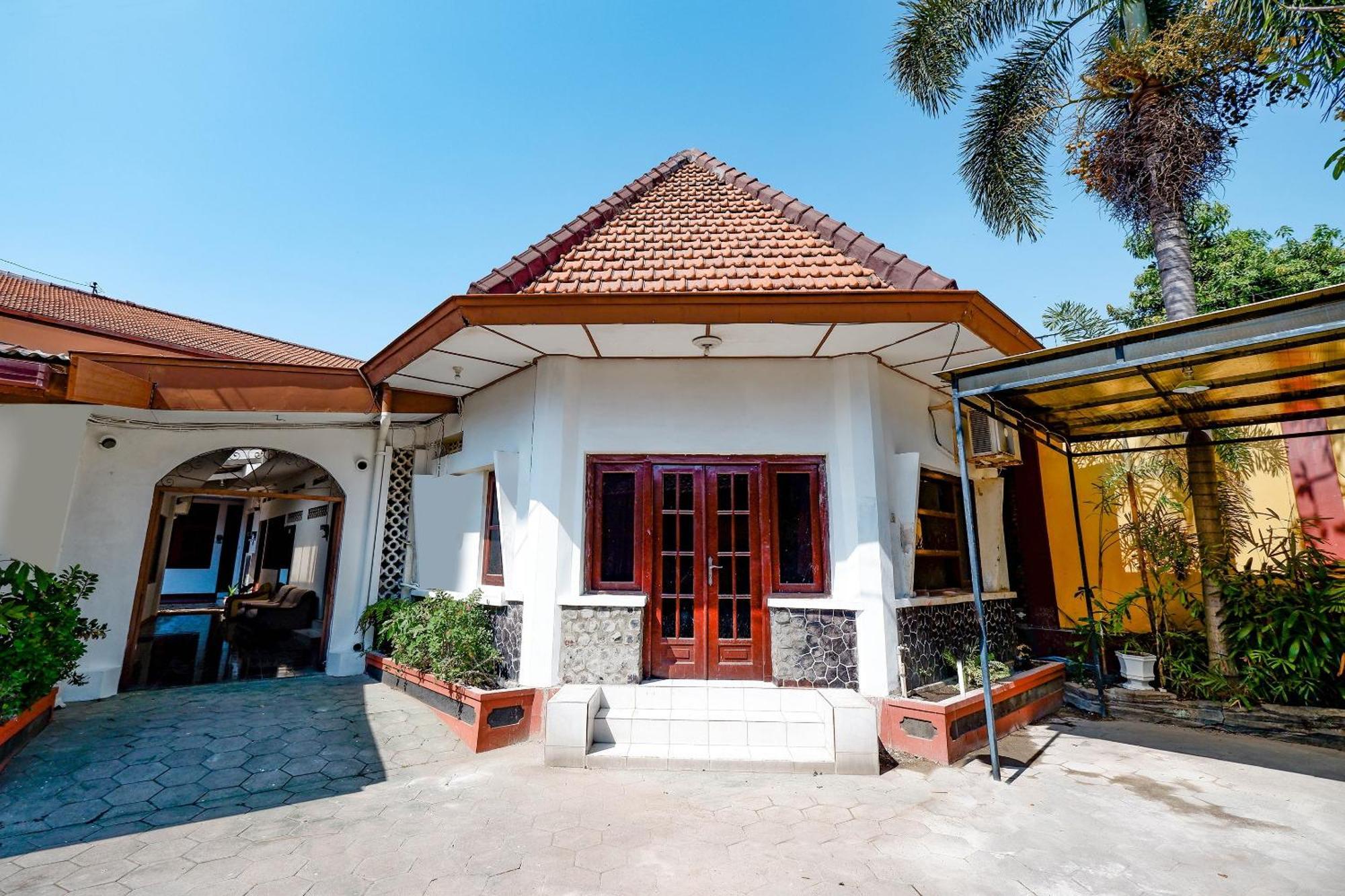 OYO 1644 Hotel Griya Kencana Solo Exterior foto